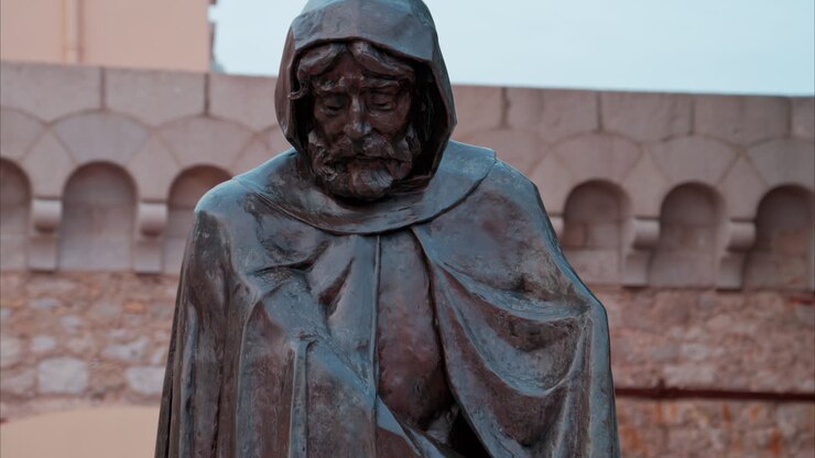 Monaco-Ville, Monaco - 4 ottobre 2024: statua del Principe Francesco Grimaldi con il Palazzo sullo sfondo