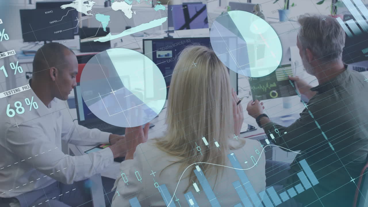 animación del procesamiento de datos financieros sobre diversas personas de negocios en la oficina