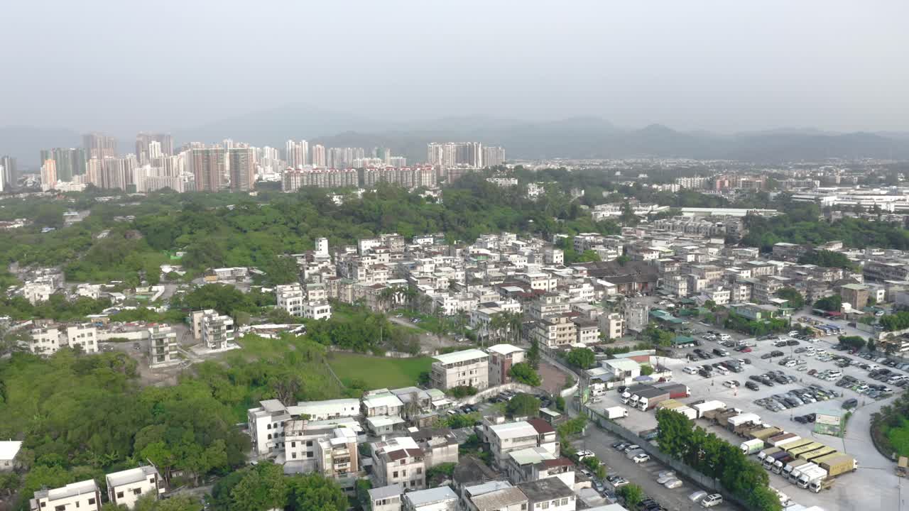 piccolo villaggio tipico in un'area urbana con alcuni alberi intorno in cina durante una giornata inquinata