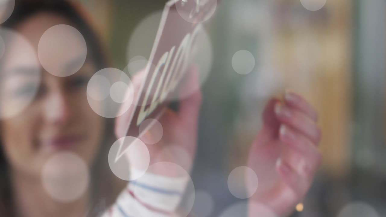 백인 여성이 가게를 개설하는 것에 대한 빛의 반점의 애니메이션