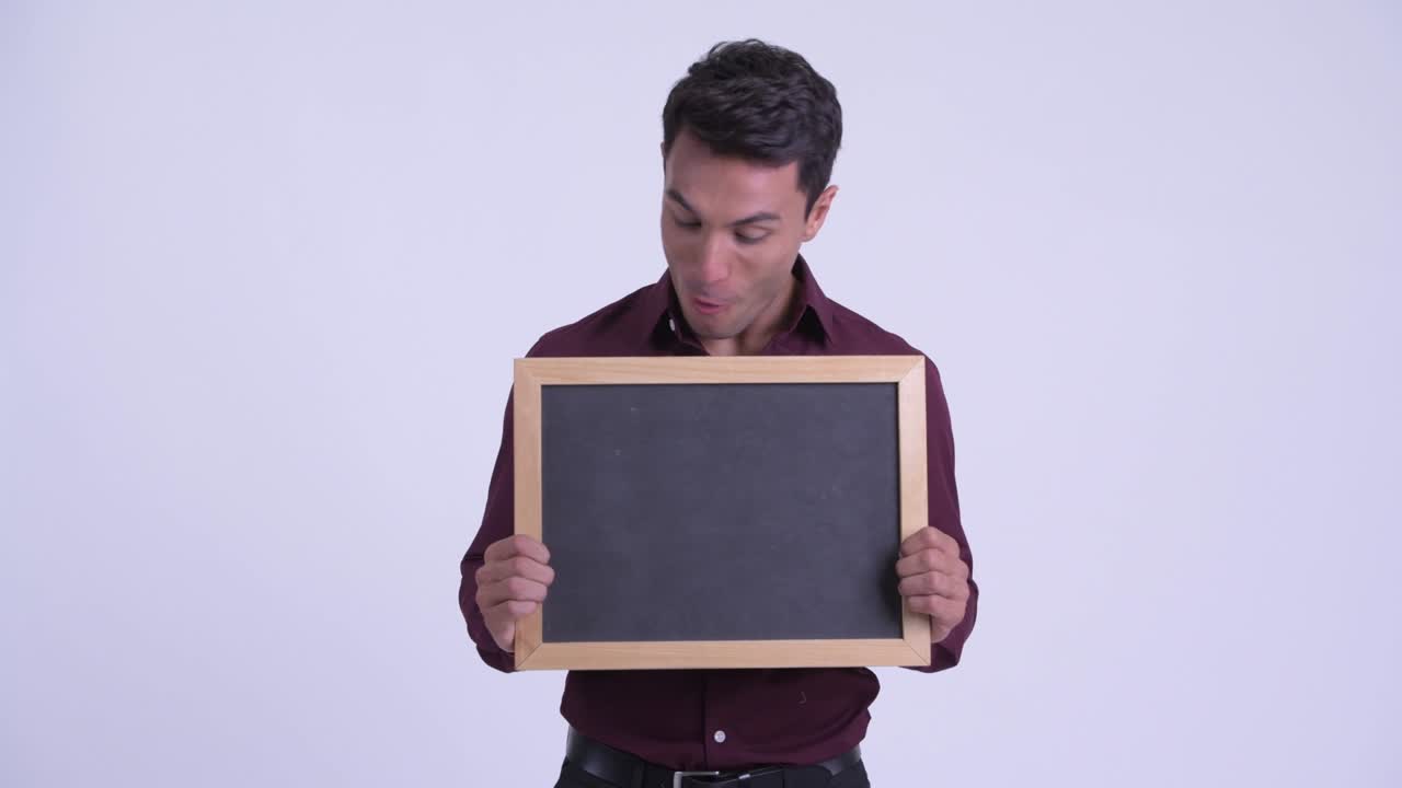 joven y guapo empresario hispano