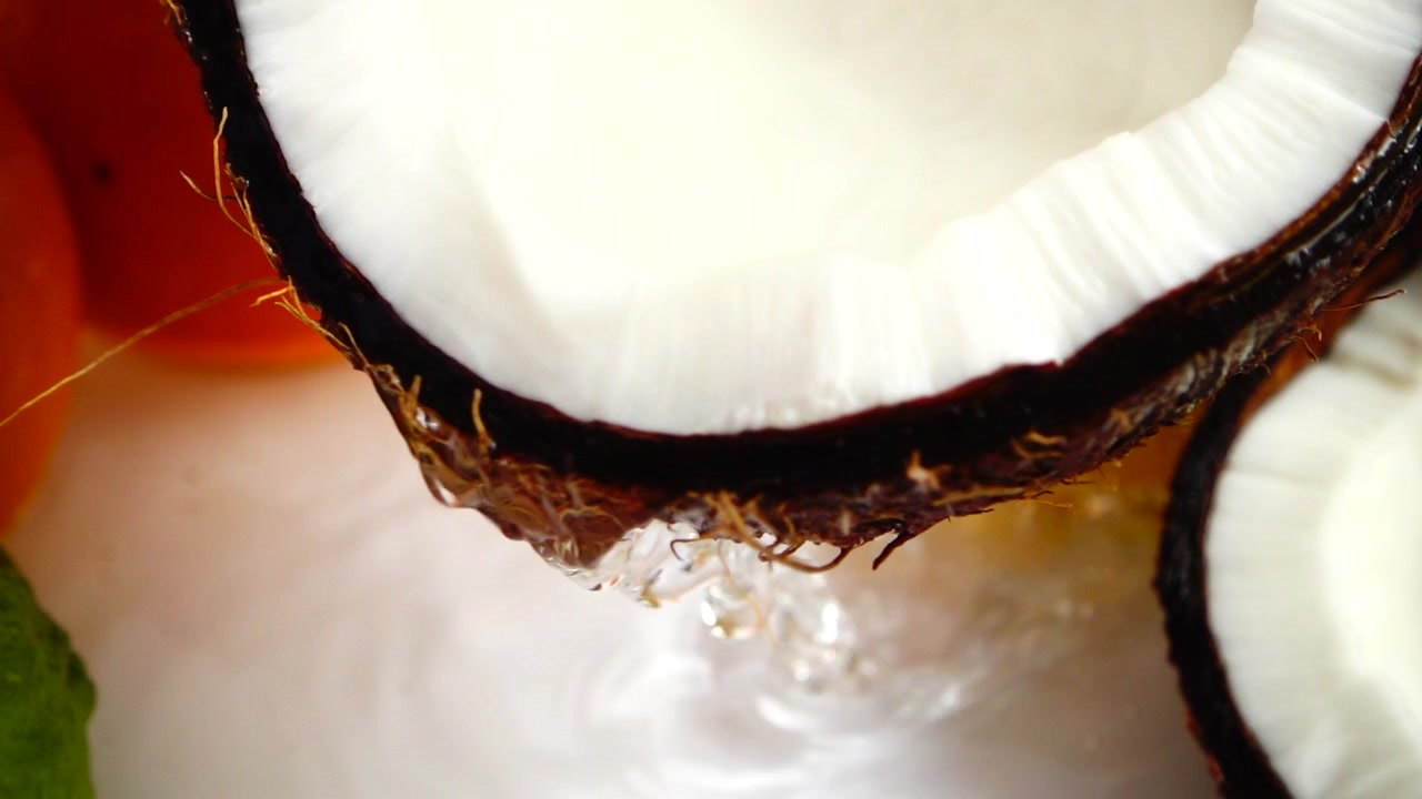 Polpa de coco suculenta. Câmera lenta