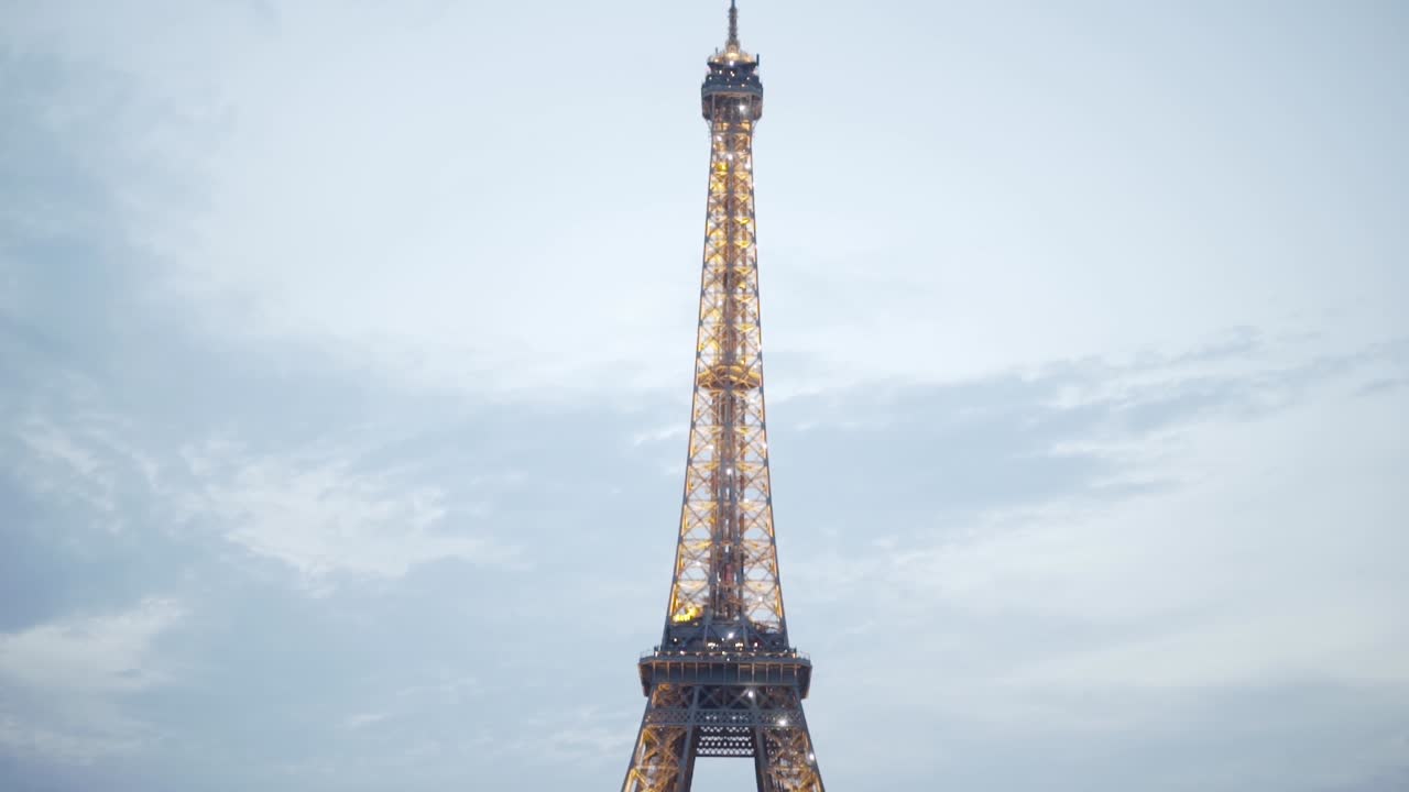 la torre eiffel al anochecer