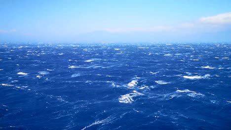 Vista-Panorámica-Del-Mar-Abierto-Bajo-El-Cielo-Azul-Y-Olas-Con-Whitecaps