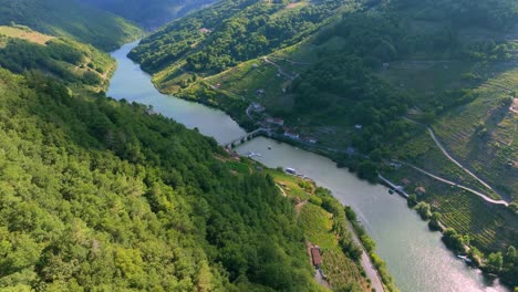 vista aérea del puente de belesar sobre el río minho en chantada, lugo, españa