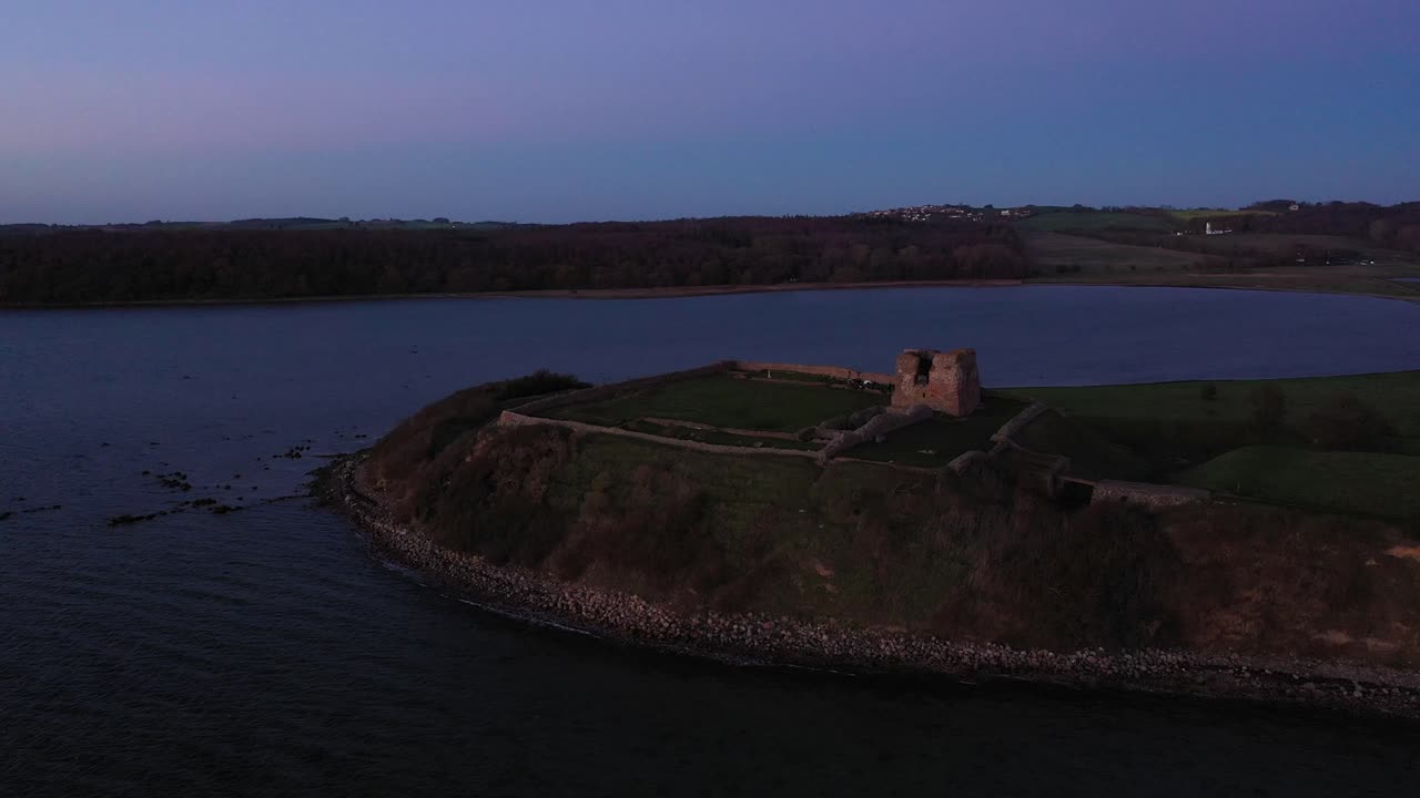 Luftoptagelser af Kaløvig ruinen ud for kysten i Jylland, Danmark