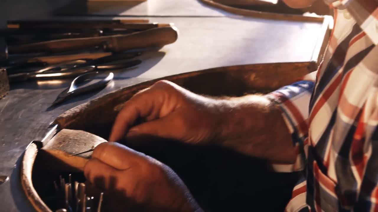 orfebre trabajando en un taller