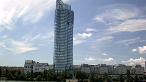 Edificio-De-Oficinas-Austríaco-En-La-Orilla-Del-Danubio