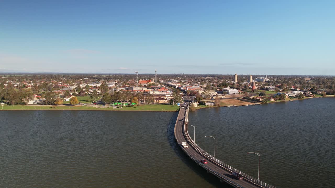 foto aérea del puente de la carretera de yarrawonga mulwala que mira a la ciudad de yarrawonga