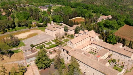 vista aérea lentamente hasta la abadía de casamari desde drone , frosinone ,lazio,italia