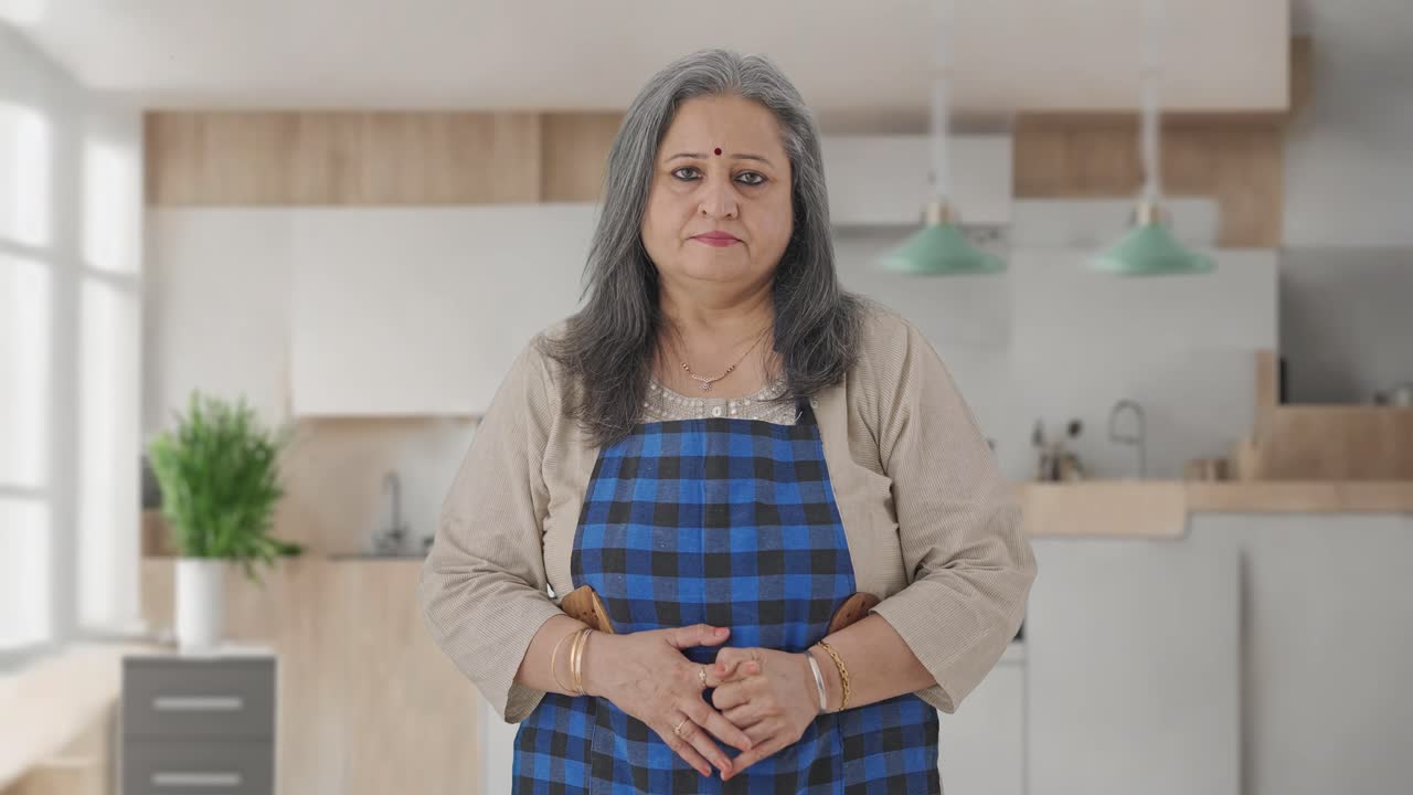 카메라 를 바라보는 인도인 노인 주부