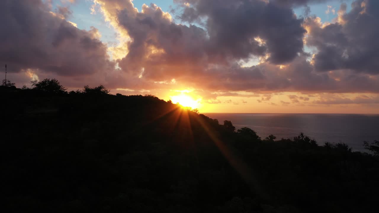 O belo pôr do sol laranja brilhante sobre o horizonte de Fiji - vista ampla