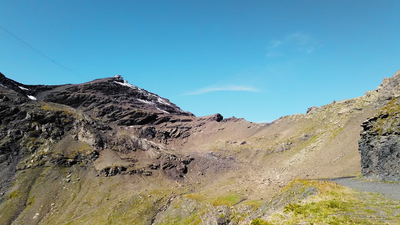 스위스 산의 모션 스 (motionlapse) - 케이블카와 비행기, 하늘에서 응축.