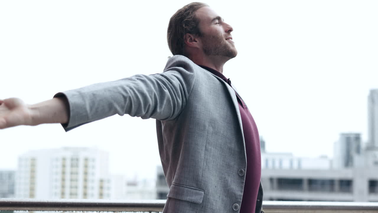 lluvia, libertad y hombre de negocios en la ciudad con armas