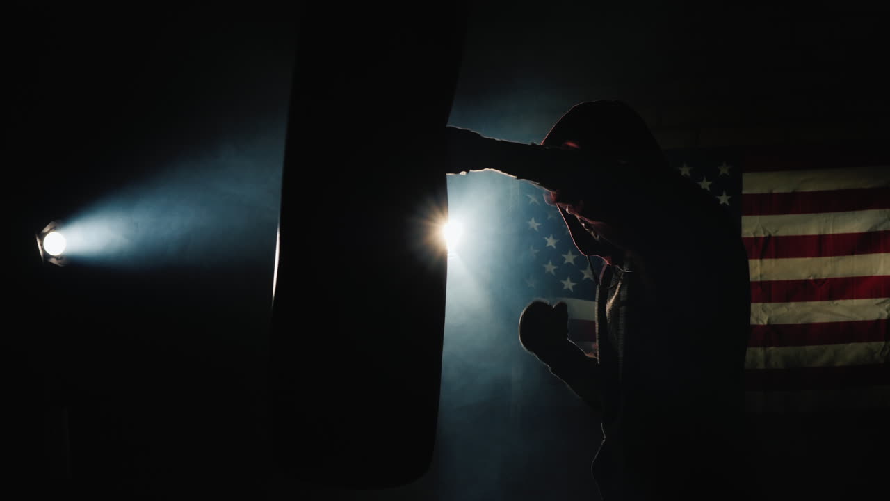 trinidad de silueta de luchador en el gimnasio - golpea una pera de boxeo