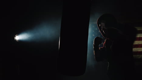 Kämpfer-Silhouette-Trinität-In-Der-Turnhalle---Trifft-Eine-Boxbirne