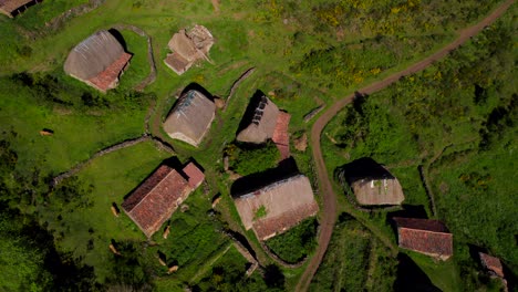 Vista-Aérea-De-La-Aldea-De-Chozas-Rurales-De-Paja-Braña-Pornacal-En-Asturias,-España