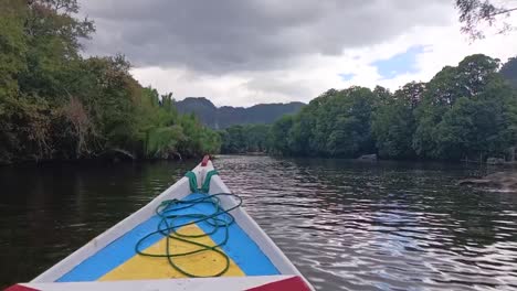 Barcos-Tradicionales-Navegan-Por-Un-Río-Visitando-Sitios-Geológicos-En-La-Aldea-De-Ramang-ramang,-Maros,-Sulawesi-Del-Sur,-Indonesia.