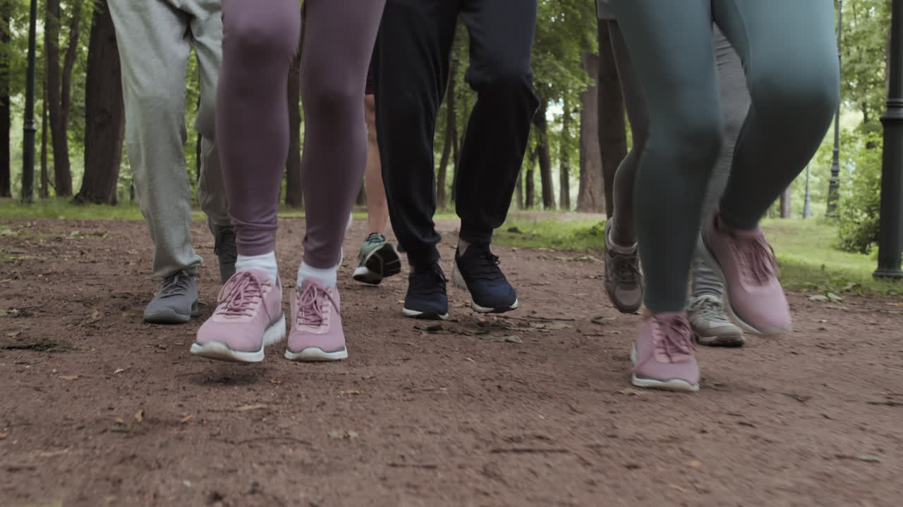 Personnes courant dans un parc
