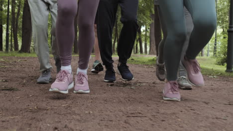personas corriendo en un parque