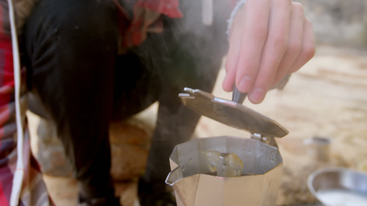 hombre abriendo la tapa de los utensilios 4k