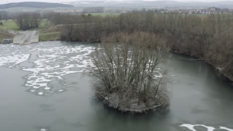 Imágenes-Aéreas-De-Drones-De-Un-Dron-De-4k-Volando-Muy-Cerca-De-Un-Lago-Congelado-En-Alemania