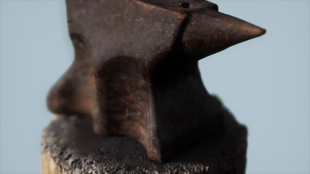 un yunque oxidado de la vieja forja del pueblo