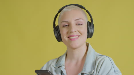 modelo caucásico femenino escuchando música con auriculares retrato de estudio 08