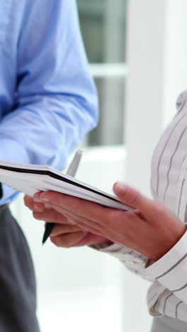 personas de negocios que usan tabletas