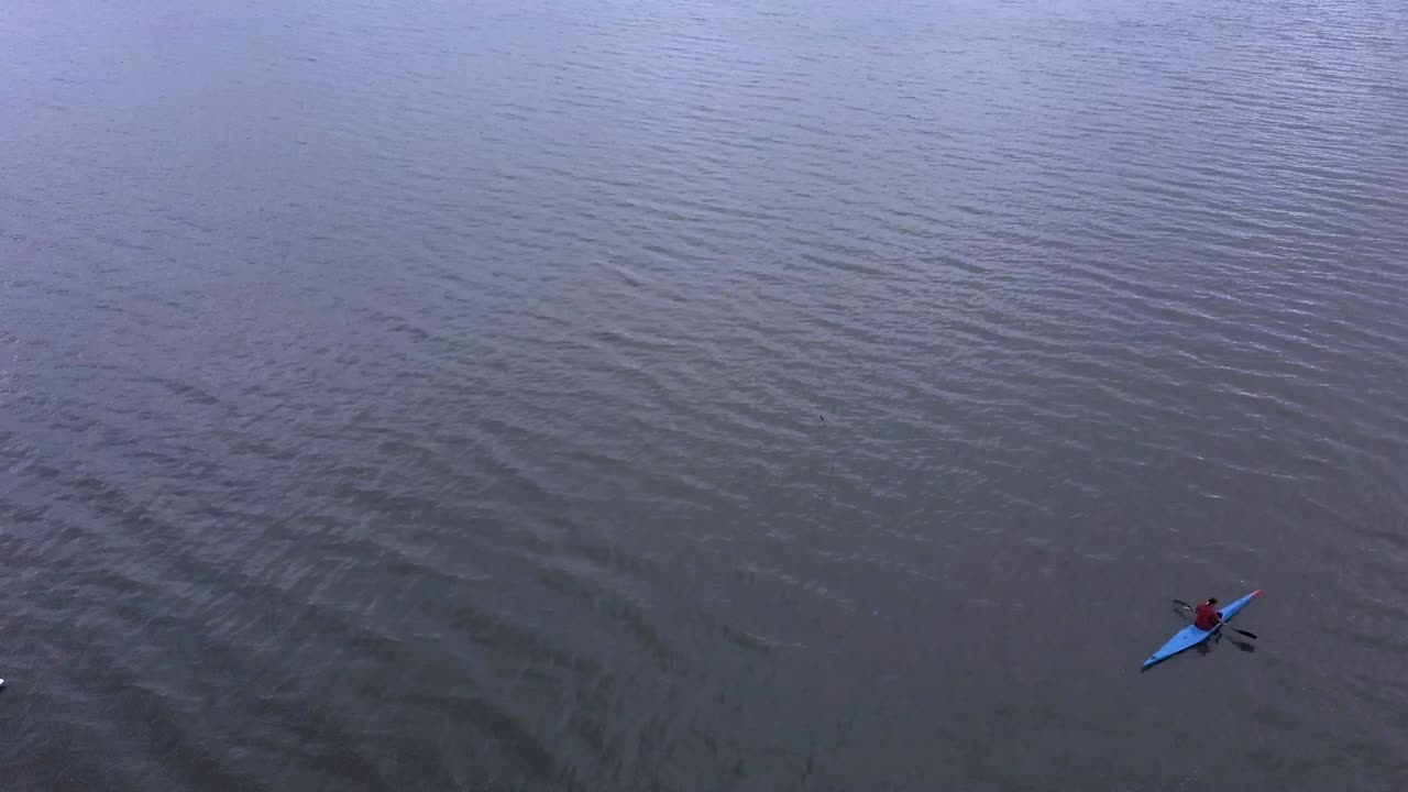 macieira de alcoba, águeda의 포르투갈 강에서 카누를 타는 공중 전망