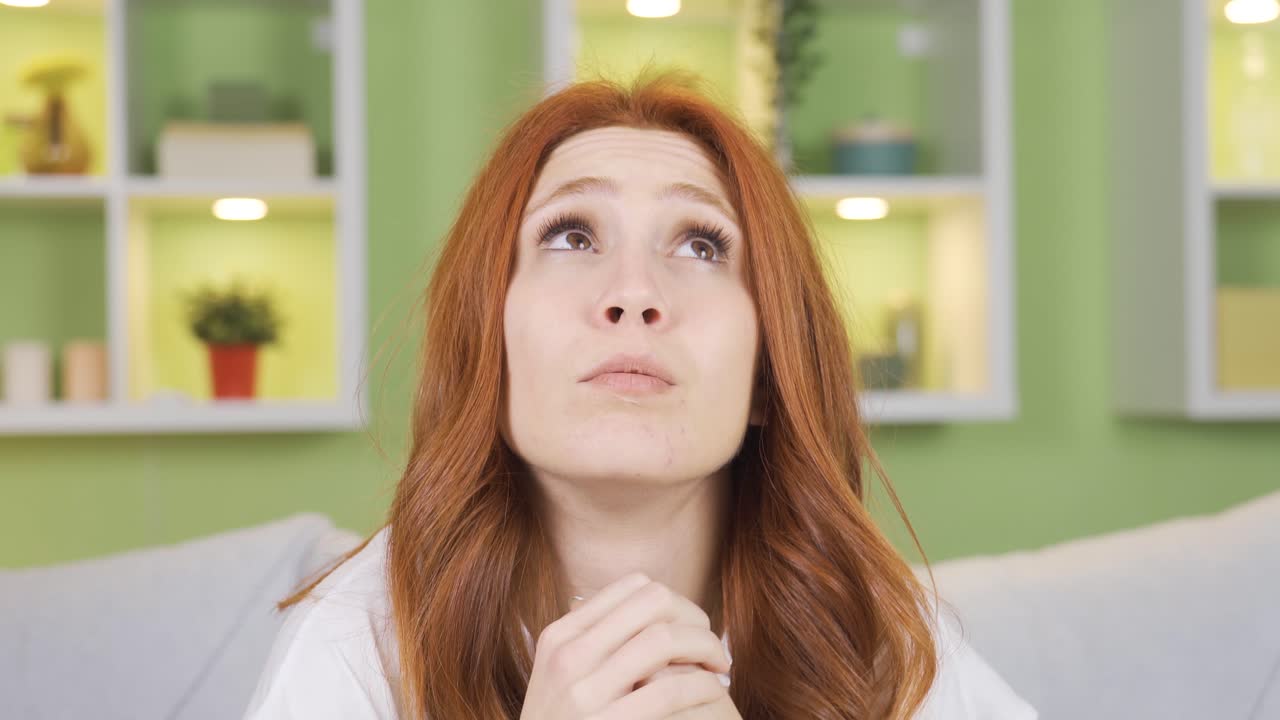 arrepentimiento y triste joven mujer no se siente bien en casa. remordimiento.