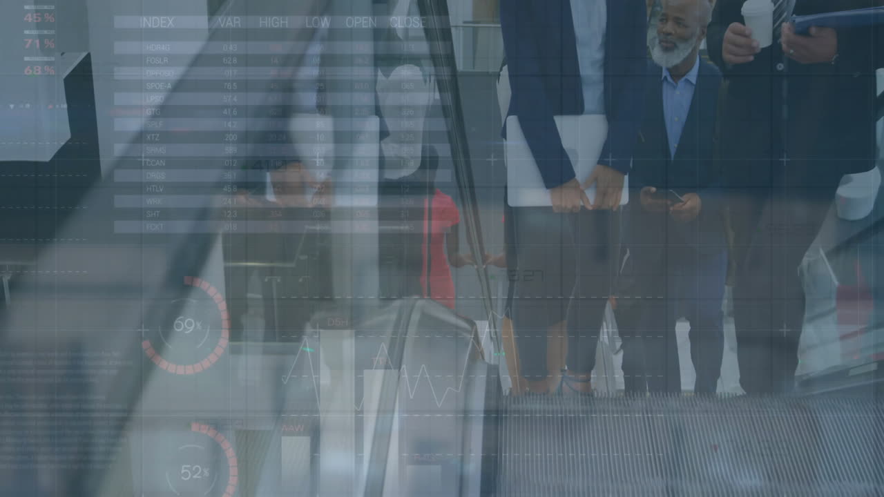 사무실에서 다양한 사업가들에 대한 금융 데이터 처리의 활성화