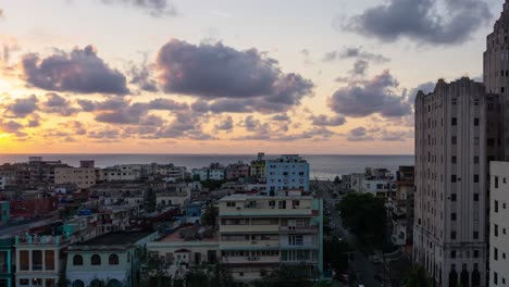 Hermosa-Vista-Aérea-De-Lapso-De-Tiempo-Del-Barrio-Residencial-En-La-Vieja-Ciudad-De-La-Habana,-Capital-De-Cuba,-Durante-Una-Puesta-De-Sol-Colorida-Y-Nublada