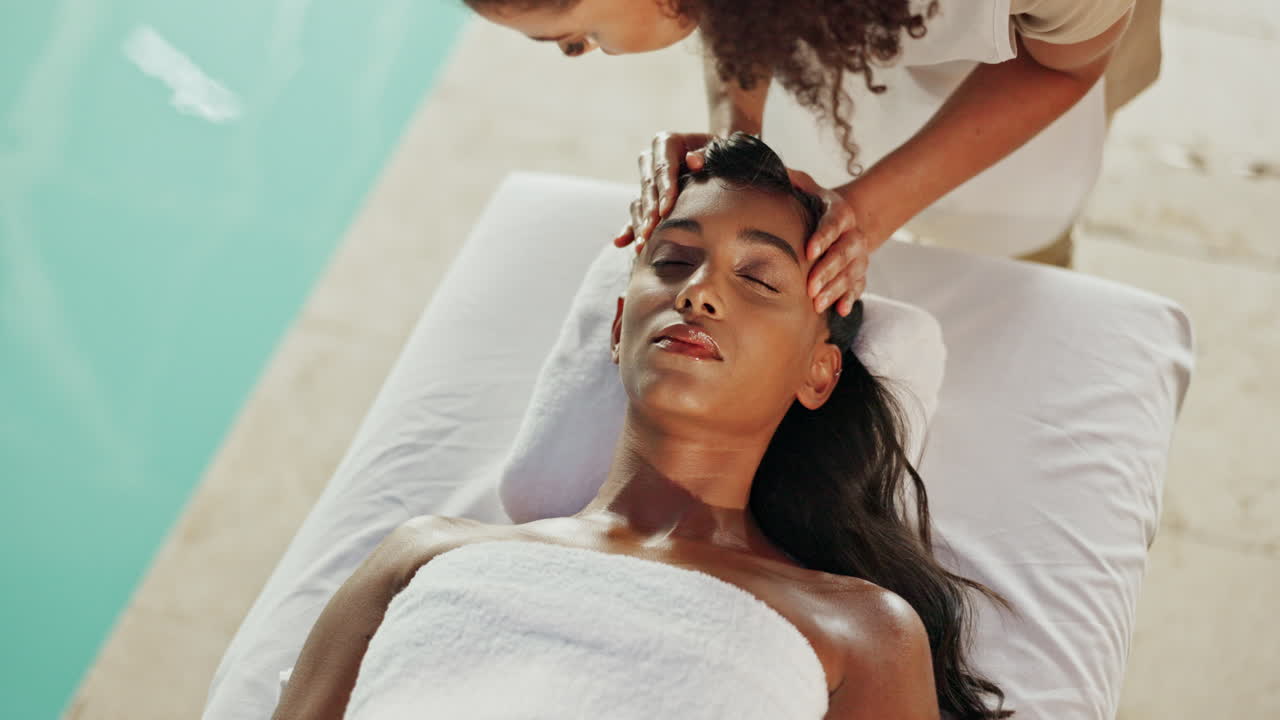 스파 에서 얼굴 마사지 를 받는 여자