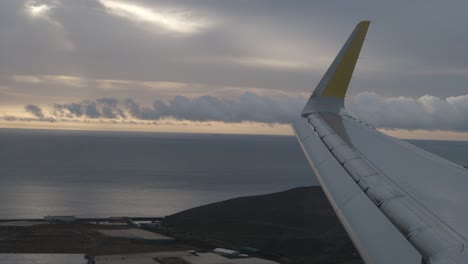 aterrizaje del avión en el aeropuerto