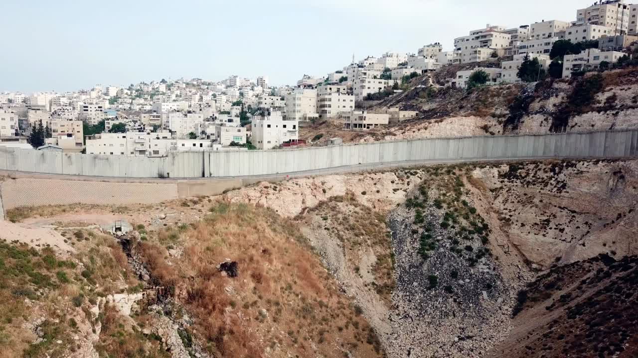 유대인과 아랍인 이웃은 보안 벽으로 나어져 있습니다.