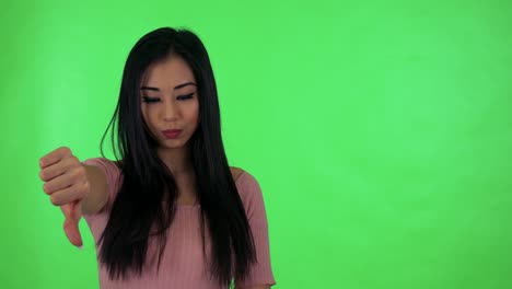 젊은 매력적인 아시아 여성은 동의하지 않습니다 - 그린 스크린 스튜디오
