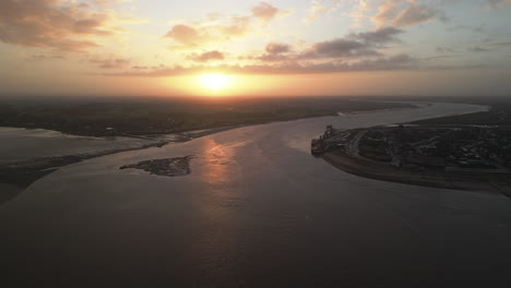 Flussmündung-Bei-Sonnenaufgang-Mit-Nebligem-Horizont-An-Der-Wyre-Mündung-Fleetwood