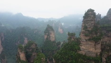 agujas de roca de arenisca de cuarzo en el brumoso valle chino: naturaleza dramática
