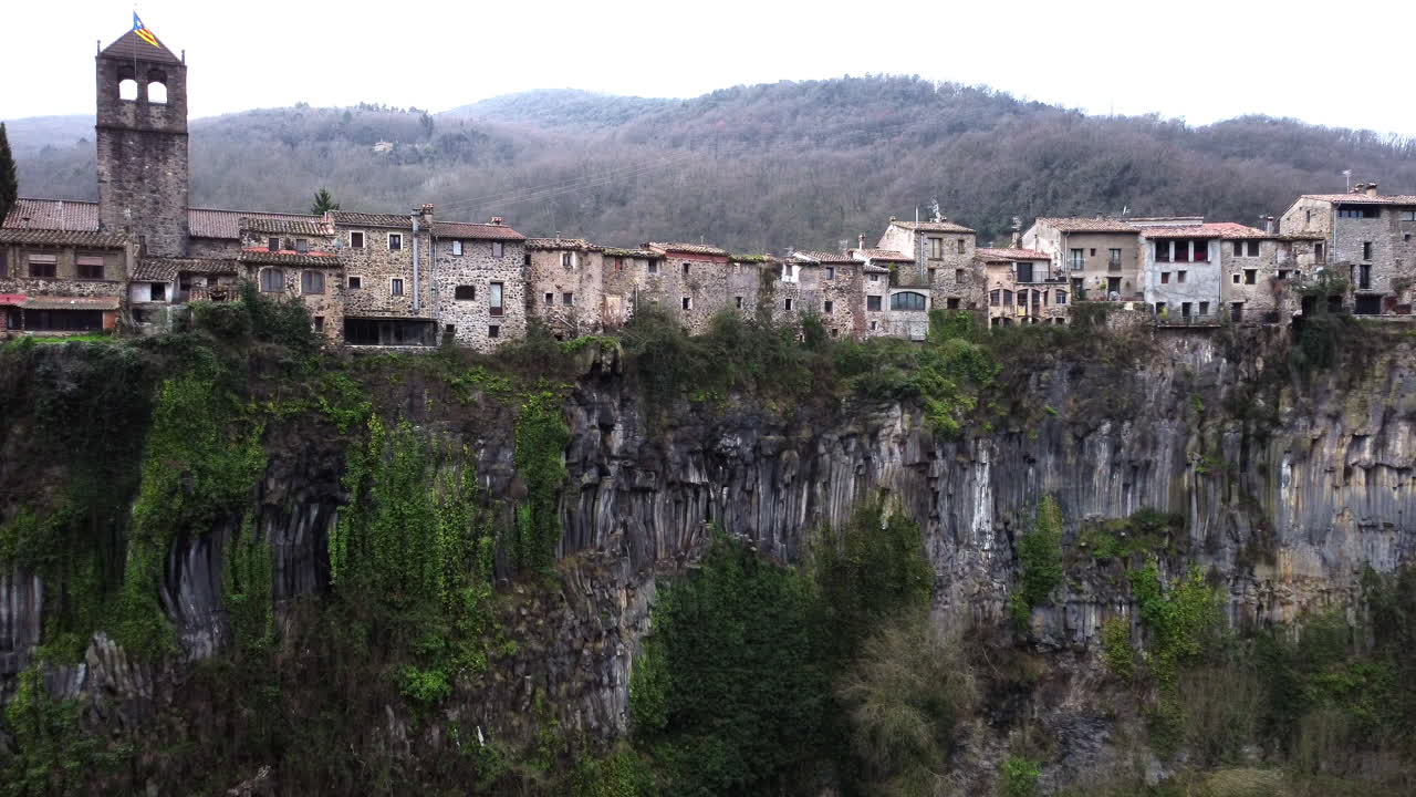 vista aérea de los edificios en la cima de una montaña rocosa en san felíu de guixols en cataluña, españa
