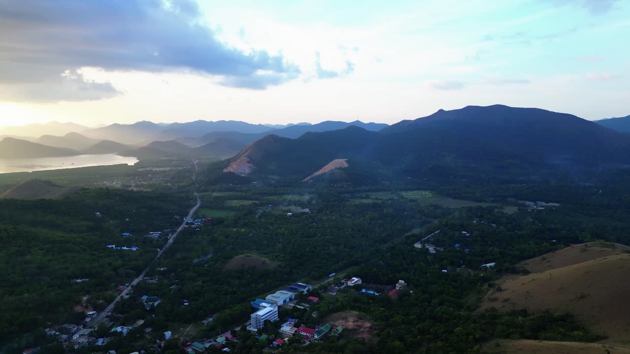 dron aéreo durante la puesta del sol pan derecha puerto de coron al monte tapyas