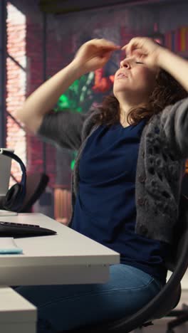 vertical video devastated sad woman losing financial value on stock trading platform