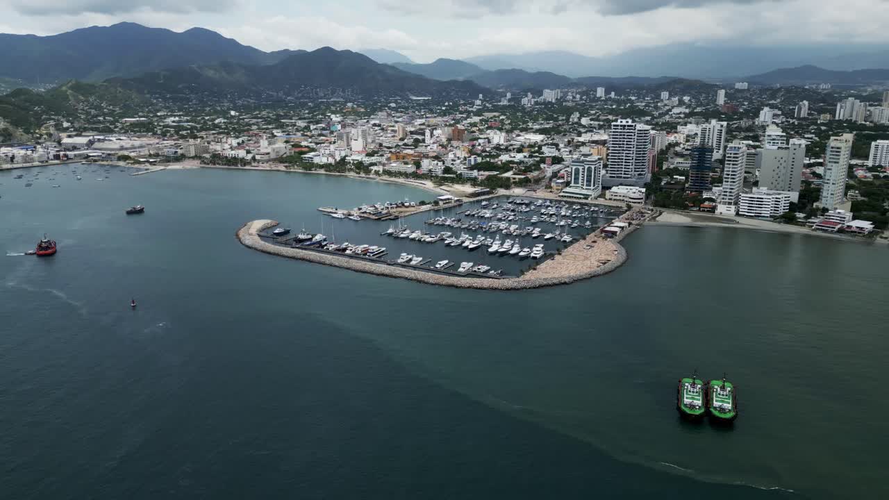 paisaje aéreo del mar ciudad de santa marta colombia parque nacional tayrona playa drone shot, barrio rodadero