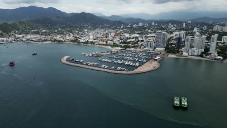 Paisaje-Aéreo-Del-Mar-Ciudad-De-Santa-Marta-Colombia-Parque-Nacional-Tayrona-Playa-Tiro-De-Drones,-Barrio-Rodadero