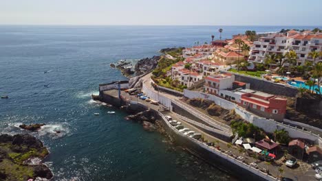 por el que se establece la antena de puerto de santiago, la gomera, tenerife, día soleado