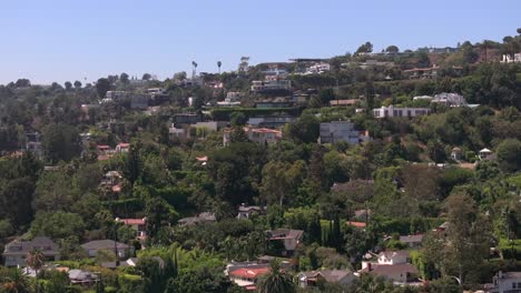 vista aérea que se eleva frente a las casas de lujo de bird street en hollywood hills west, la