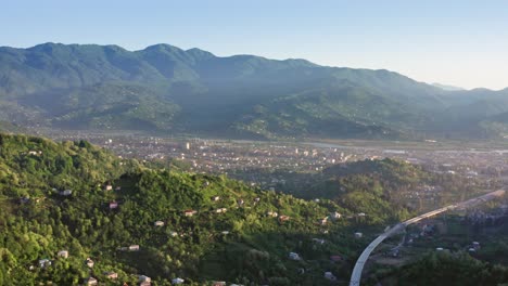 Aéreo-–-Paisaje-De-Campo-Y-Valle-Entre-Colinas-Al-Atardecer