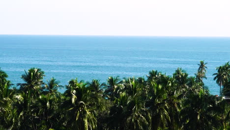 Panoramablick-Auf-Das-Urlaubsziel-Mui-Ne-In-Vietnam,-Tropische-Palmenstrand-Meereslandschaft