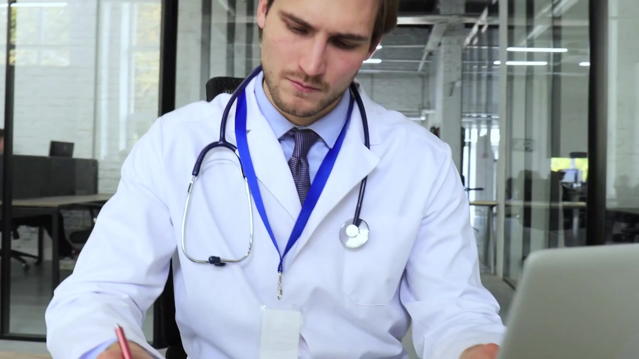 Modern Ofiste Masada Yazı Yazan Laboratuvar Önlüğü Giymiş Erkek Doktor