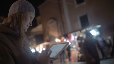 mujer en contacto en la calle